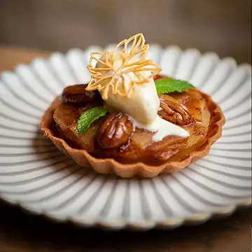 Apple tarte tatin